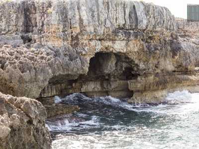 ...e poi quella �dei Colombi�, dalle sfumature violacee, lambita dalla forza delle onde